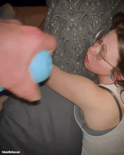 Dad do a facial on daugther while she’s sleeping